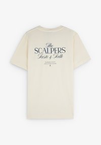 Kurzärmliges kremfarbendes Baumwoll-T-Shirt mit gedrucktem Text auf der Rückseite: "The SCALPERS Taste & Talk" und Veranstaltungsdetails in Dunkelblau.