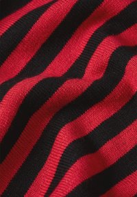 Strickstoff mit auffälligen rot-schwarzen horizontalen Streifen. Weiche Textur mit leichtem Stretch und sichtbaren Nähten entlang der Kanten.