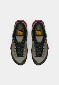 Hikingové topánky v olivovo zelenej a čiernej farbe s červenými akcentmi. Majú textúrovaný zvršok, zosilnenú špičku a vrstvený dizajn.