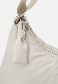 Thumbnail Image 6