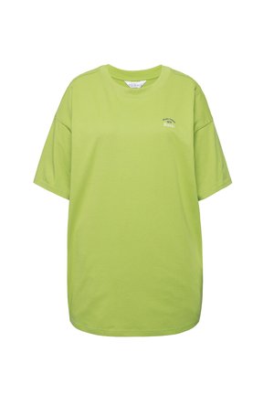 Groene katoenen T-shirt, oversized fit, korte mouwen, ronde hals. Heeft een klein geborduurd tekstdetail op de bovenste linker voorkant.