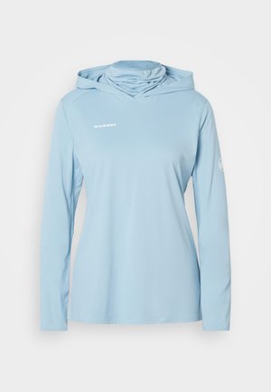 Gaiši zila kapuci ar garām piedurknēm krekls ar "Mammut" logotipu uz krūtīm un piedurknēm, izceļas ar augstu apkakli un vieglu audumu.