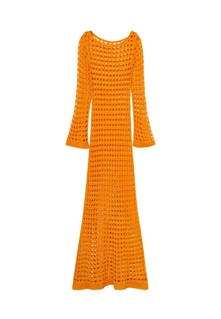 Robe longue, orange, en tricot avec encolure dégagée et manches évasées, présentant un design en maille avec des découpes circulaires tout au long.