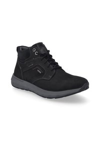 Czarne zamszowe botki za kostkę z wiązanym designem, szarym gumowym spodem i srebrnymi oczkami. Posiadają przeszycia oraz wodoodporną konstrukcję.