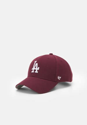 Cappellino da baseball color prugna con logo "LA" bianco sulla parte frontale, visiera curva e logo 47 bianco sul lato sinistro. Realizzato in tessuto con una texture liscia.