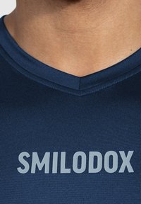 Smilodox MAISON  - T-shirt print - dunkelblau