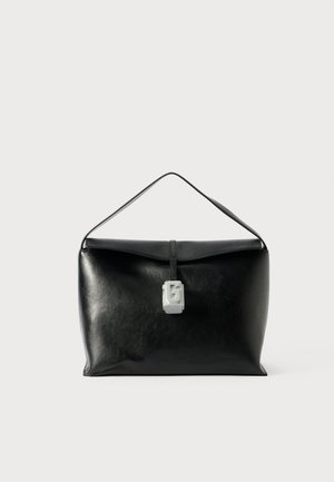 Borsa in pelle nera con una forma rettangolare elegante. Presenta una maniglia superiore, un risvolto e una chiusura in metallo argentato con un dettaglio del logo.