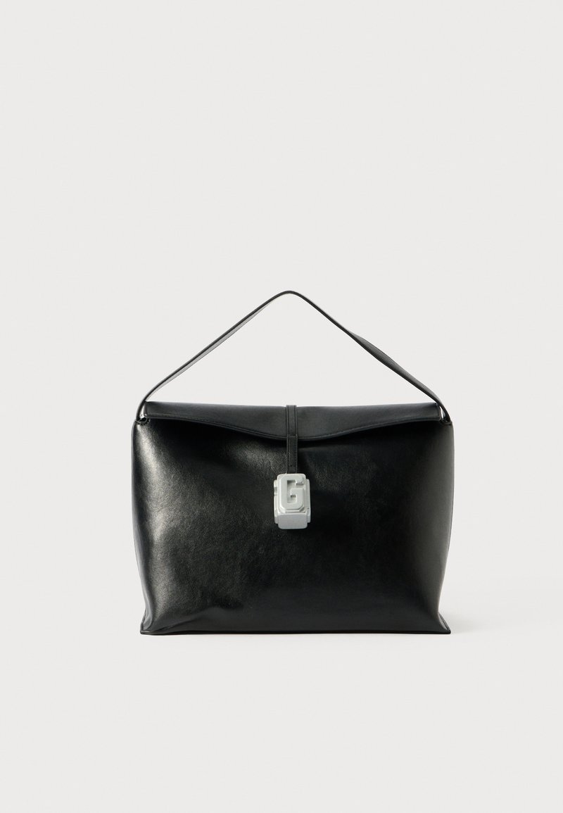 Borsa in pelle nera con una forma rettangolare elegante. Presenta una maniglia superiore, un risvolto e una chiusura in metallo argentato con un dettaglio del logo.