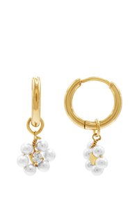 Orecchini ad anello in oro con gruppi pendenti di perle bianche e una piccola gemma trasparente, che mettono in mostra un design floreale e una superficie liscia.