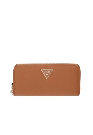 Portefeuille en cuir marron avec fermeture éclair tout autour, logo métallique triangulaire Guess USA au centre avant et tirette de fermeture argentée sur le côté gauche.