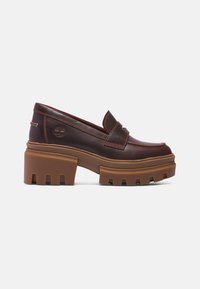 Bruna nahkased slip-on kingad chunky pruunist kummist platvormi talla ja sälkudega. Kontrastne tikkimisviis lisab detaile.