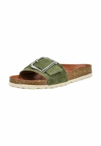 Chancla deslizante de ante verde con una hebilla rectangular de plata y una plantilla acolchada de corcho. Suela de goma texturizada de color claro.