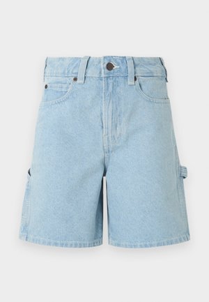 Šviesiai mėlyni džinsiniai šortai su diržo kilpelėmis, priekiniais mygtukais ir užtrauktuku, šoninėmis kišenėmis ir kūjo kilpele ant dešinės kojos.