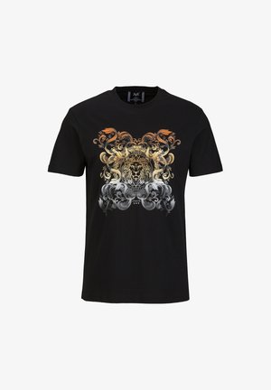 Zwarte katoenen t-shirt met een gedetailleerde leeuwengrafiek in goud, zilver en wit, omringd door sierlijk scrollwerk, korte mouwen en een ronde hals.