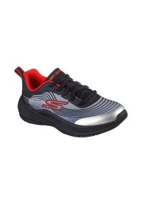 Zapatilla deportiva negra y gris con diseño ondulado, acentos rojos, suela texturizada y cuello acolchado. Cuenta con cordones y una presilla en el talón.