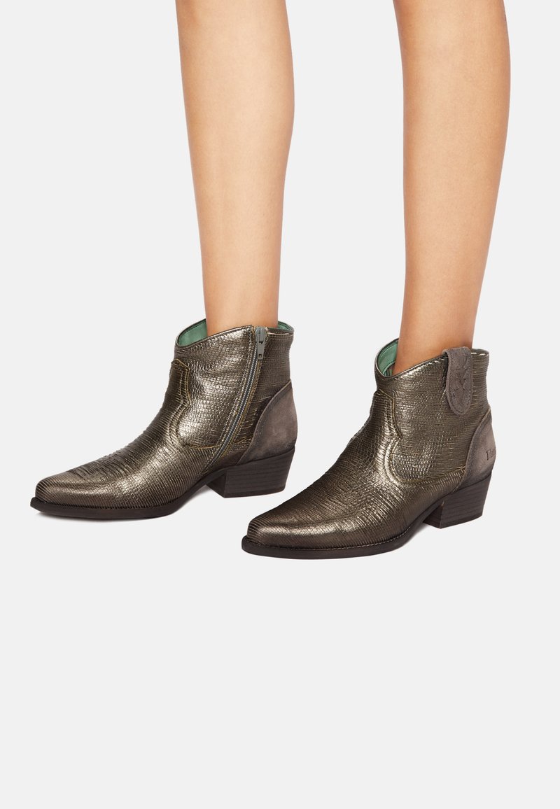 Metaliczne brązowe botki do kostki z teksturowanym wykończeniem, w szpic, na krótkim, stabilnym obcasie, z kontrastującym zielonym wnętrzem i suwakiem z boku.