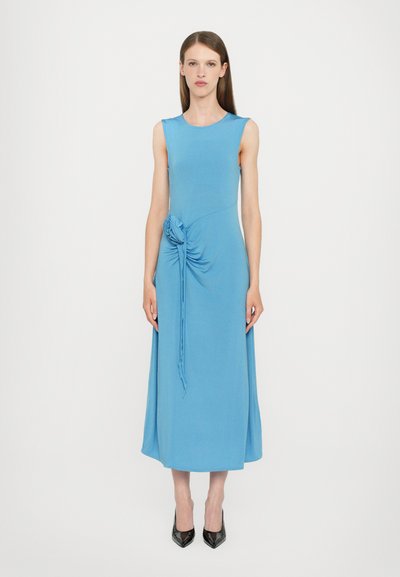 Vestido azul sin mangas con un corpiño ajustado, detalle fruncido en la cintura y una falda A-line fluida. Tejido suave y diseño largo hasta el suelo.