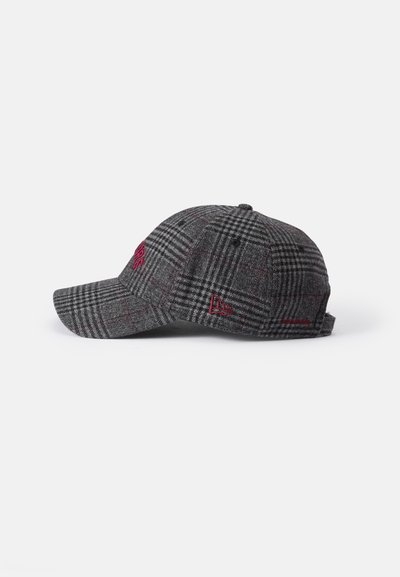 Baseballcap laget av grå rutete stoff med røde detaljer. Har en buet skygge og et justerbart belte bak for passform.