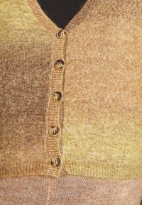 Cardigã de malha em tons degradê de castanho dourado, com decote em V, seis botões castanho claro e textura de barra canelada.