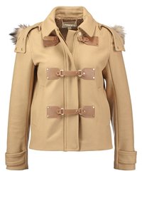 Tan wolblend jas met nepbontafwerking, bruine leren accenten, togglesluitingen en twee voorzakken. Klassieke kraag en manchetdetails.