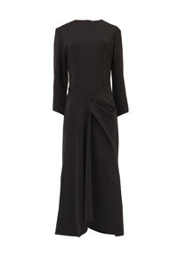 Vestido negro de satén, con cuello redondo, mangas largas y un detalle drapeado en la parte delantera que crea líneas suaves y una silueta estructurada.