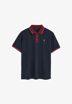 Polo de manga corta en azul marino con cuello burdeos, tapeta de botones, puños de las mangas y un pequeño logo bordado de un golfista en blanco en el pecho.