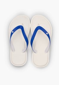 Blaue und weiße Flip-Flops mit strukturierten weißen Sohlen, blauen Riemen und einem weißen Sternelement an einem Riemen.