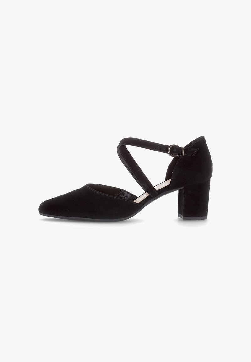 Chaussure à talon haut en daim noir avec un bout pointu, un design à bride croisée et un talon carré. Texture lisse et forme minimaliste.