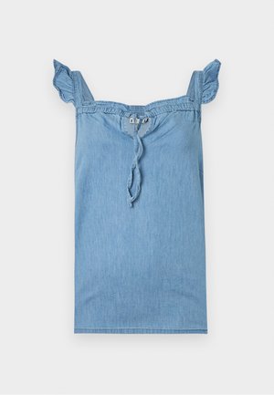 Top din denim bleu deschis cu bretele ruffle, cu un gât strâns și un șnur de ajustare în față. Textură netedă, design casual.