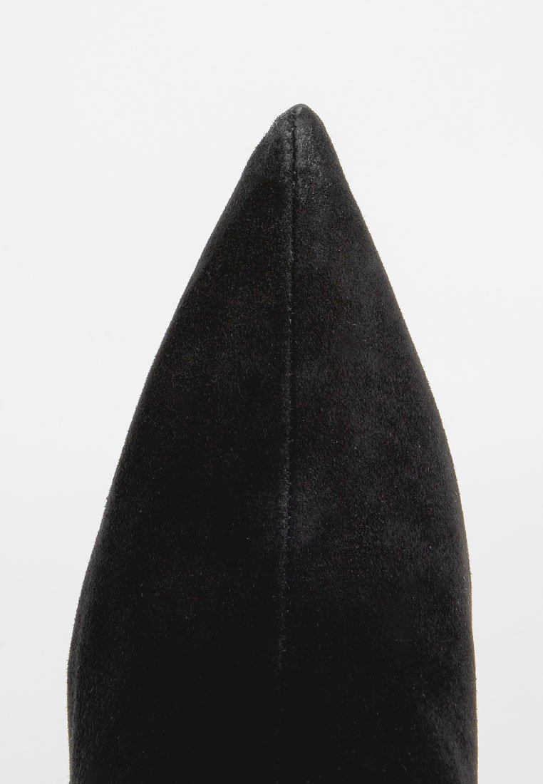 Schwarze Wildleder-Pumps mit spitz zulaufender Form und glatter Oberfläche. Verfügt über eine schlanke Silhouette und eine dezente Naht entlang der Rückseite. Ideal für formelle Anlässe.
