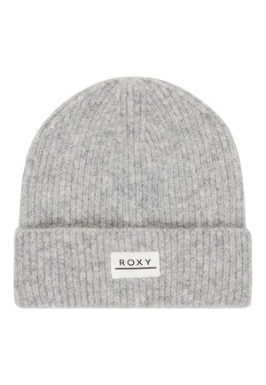 Gorro de punto gris con puño doblado, que muestra una etiqueta blanca con texto negro. El material parece suave y tiene una textura acanalada.