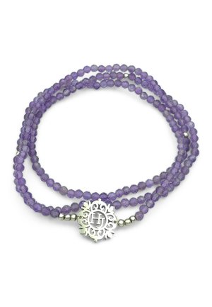 Bracelet à perles violettes à plusieurs rangs avec un pendentif circulaire en argent décoratif présentant un motif ajouré orné et des initiales.