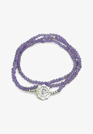 Lila Perlenarmband mit mehreren Strängen und einem dekorativen silbernen runden Anhänger mit kunstvollem Ausschnittdesign und Initialen.