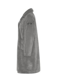 Grijze nepbontjas met een kraag, lange mouwen en een zijzak. Bevat een zwart logo-opdruk op de linkerarm. Zachte textuur.