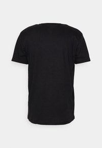 Černé bavlněné tričko, krátké rukávy, kulatý výstřih, volný střih. Hladký povrch, jednoduchý design, žádné viditelné loga ani vzory. Zobrazeno zezadu.
