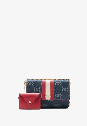 Sac en denim à bandoulière avec une chaîne, présentant un design rayé rouge et blanc et un logo. Comprend un porte-cartes en cuir rouge assorti.