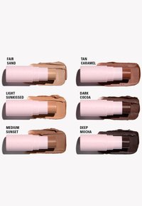 Revolution Stick Foundation in sechs Farbtönen: Fair Sand, Tan Caramel, Light Sunkissed, Medium Sunset, Dark Cocoa und Deep Mocha, mit matter Oberfläche.