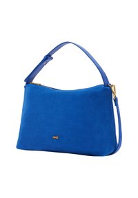 Blå mocka axelväska med en slät yta, guldfärgade detaljer och ett justerbart bärhandtag. Har ett blixtlås längs toppen.