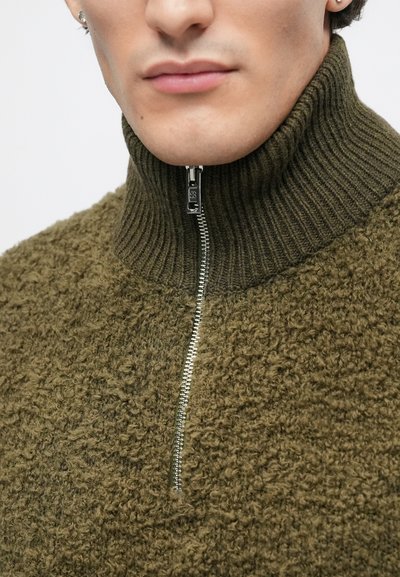Olivgrüner Fleece-Pullover mit hohem geripptem Kragen und silbernem Reißverschluss. Strukturierter Stoff mit einem weichen, flauschigen Erscheinungsbild.
