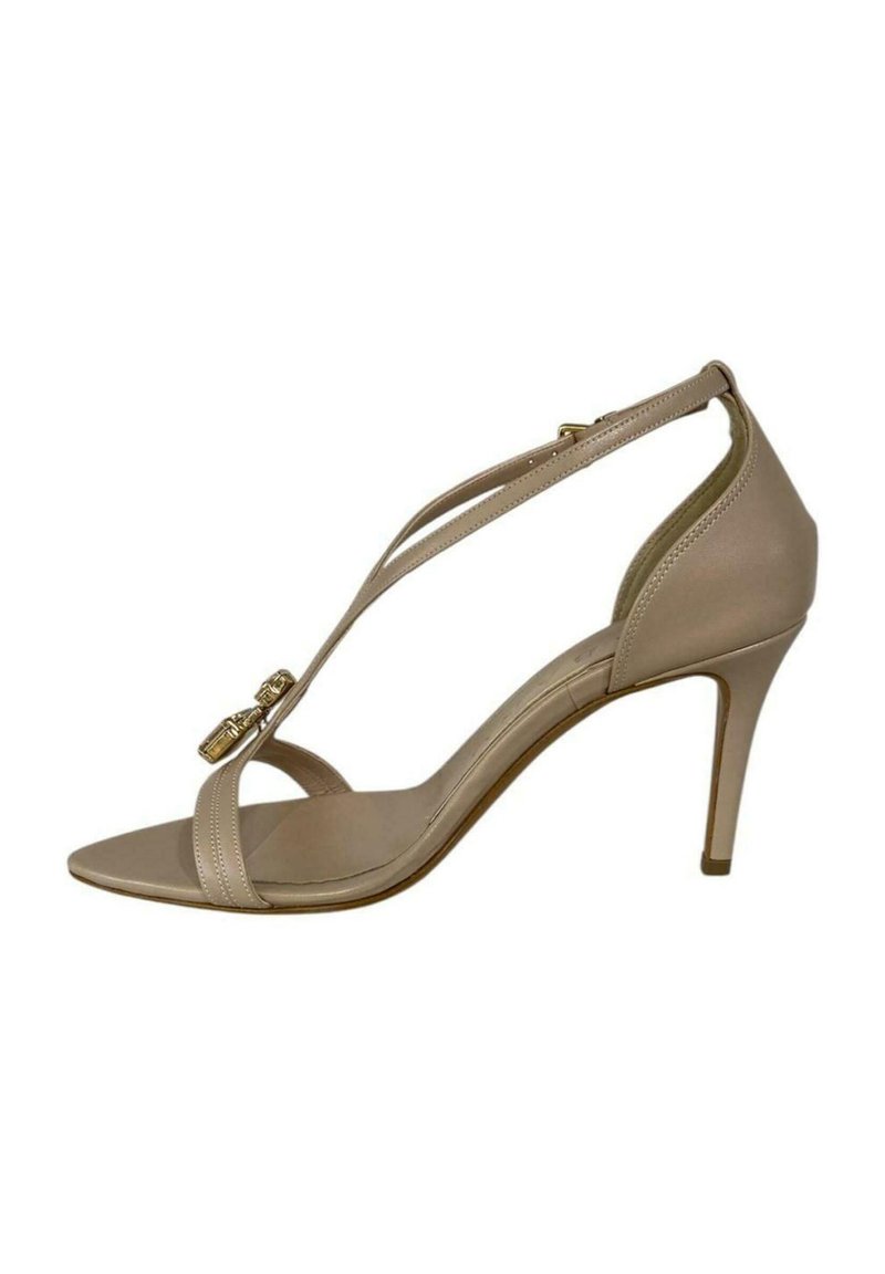 Sandalo alto color beige realizzato in pelle liscia. Presenta sottili cinturini, punta affusolata e un elegante lucchetto dorato come dettaglio decorativo.