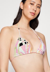 Top de biquíni triangular colorido com uma mistura de padrões rosa, verde e preto, com alças finas e franzido na base.