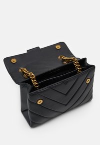 Borsa a tracolla in pelle nera trapuntata con catena, dotata di hardware dorato e chiusura a scatto. Interno spazioso senza tasche aggiuntive.