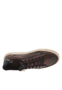Sneaker en cuir brun avec une texture lisse, bout rond et talon bleu foncé contrastant ; accentué de lacets marron foncé et d'une semelle beige.