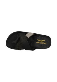Zwarte flip-flop met een gestructureerde binnenzool en dubbele banden, waarvan de ene van leer en de andere van stof is, met "PME Legend" branding in goud.