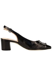 Chaussure slingback en cuir verni noir avec talon bloc, bout pointu et boucle décorative argentée à l'avant.