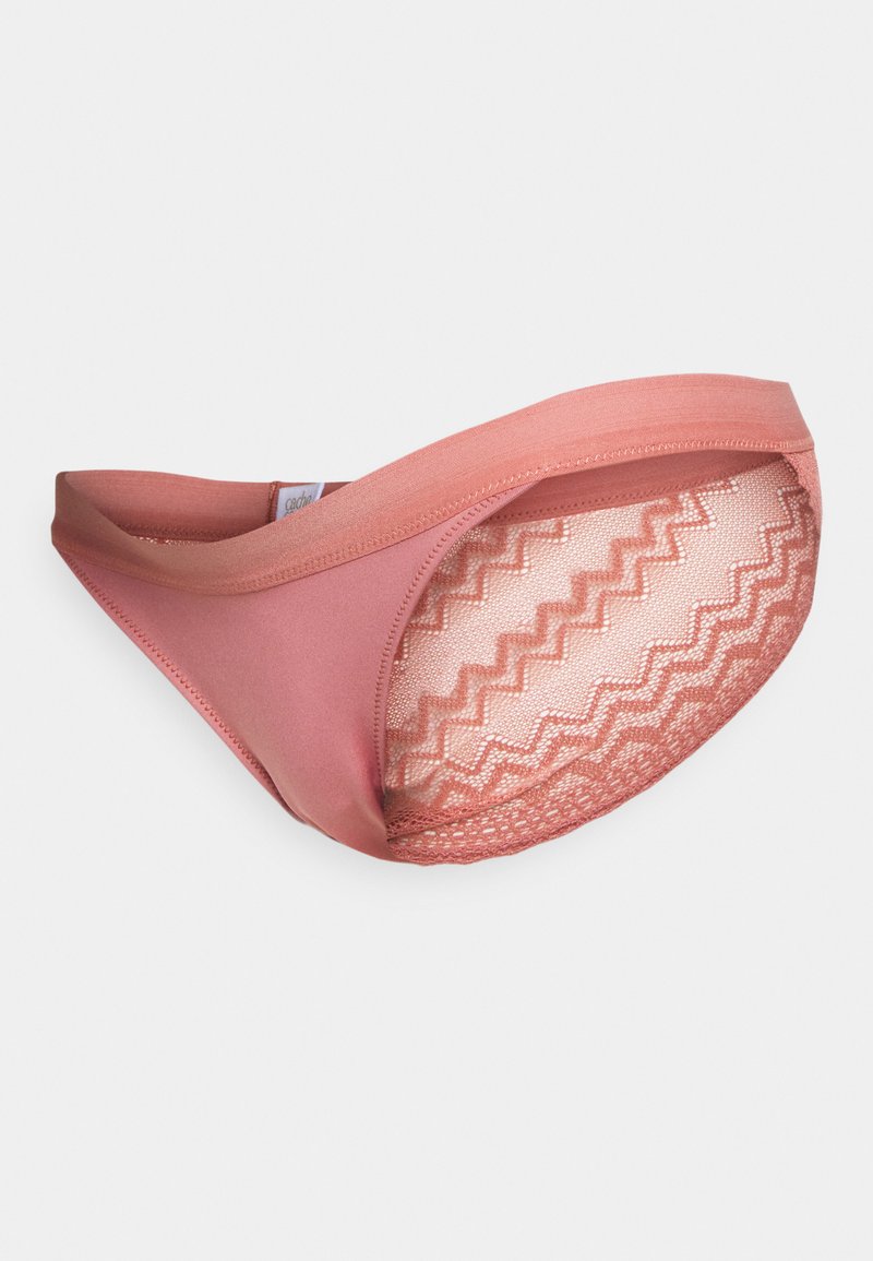 Culotte de bikini couleur pêche en tissu doux, dotée d'un motif en dentelle zigzag au dos, avec une taille élastique douce.