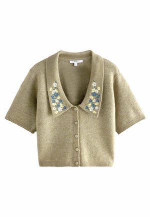 Cardigan tricotat cu mânecă scurtă, de culoare verde măsliniu deschis, cu un guler mare și broderie florală în nuanțe de albastru și crem. Închidere cu butoane în față.