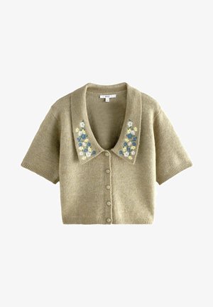 Kurzarmpullover, gestrickter Cardigan in hellem Olivgrün mit großem Kragen und floralem Stickerei in Blau und Creme. Mit Knopfverschluss vorne.