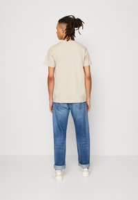 Pepe Jeans EGGO - Nyomott mintás póló - malt