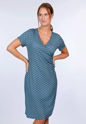 Blaues Kleid mit V-Ausschnitt und kurzen Ärmeln, das ein geometrisches Blattmuster in dunklerem Blau aufweist. Hergestellt aus einem weichen, dehnbaren Material.